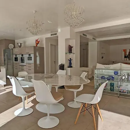Jupiter Romaine Villa